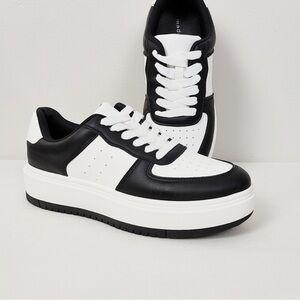 Madden Girl Low Top Sneaker 8.5M